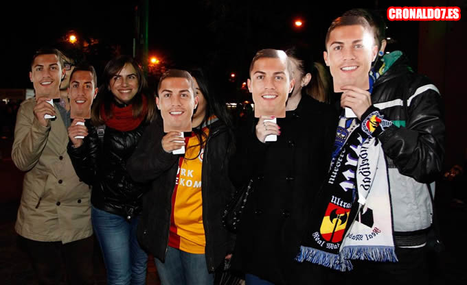 Aficionados del Real Madrid con caretas de Cristiano Ronaldo