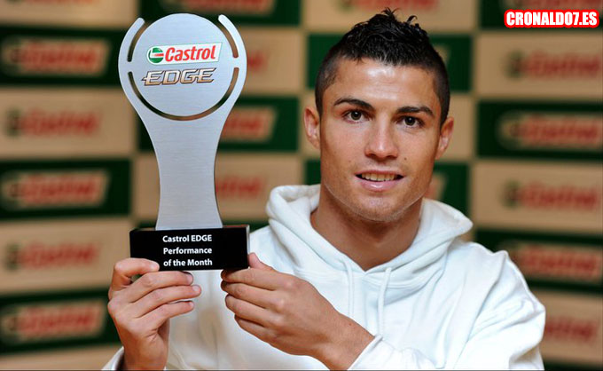 Cristiano Ronaldo recibindo el premio Castrol