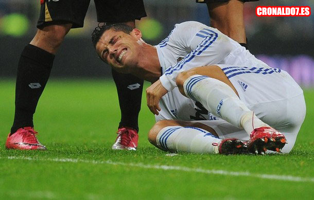 Cristiano Ronaldo tras la dura entrada sufrida