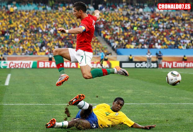 Cristiano Ronaldo evitando una brutal entrada