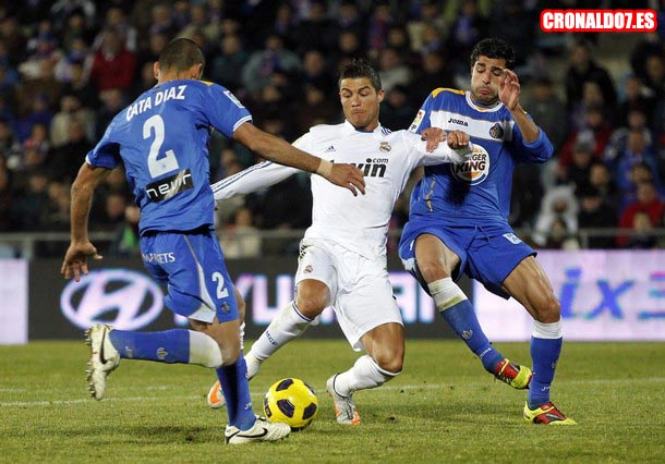 Cristiano Ronaldo luchando con los defensas del Getafe