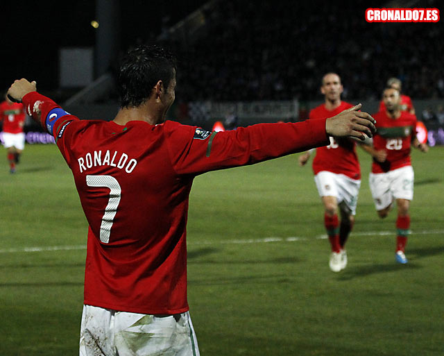 Cristiano Ronaldo celebrando su gol de falta ante Islandia