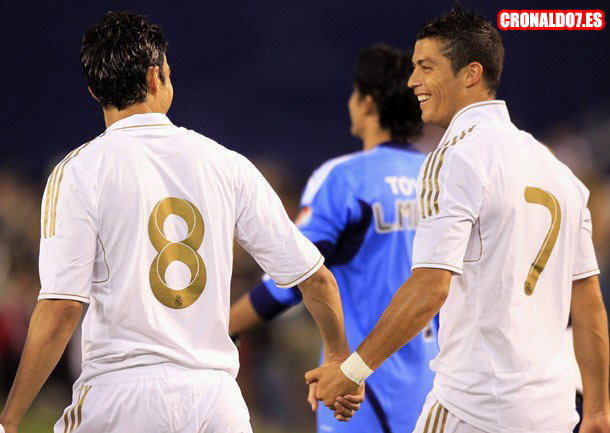 Cristiano Ronaldo celebrando uno de sus goles con Kaka