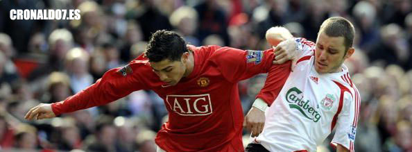 Cristiano Ronaldo luchando contra un defensa