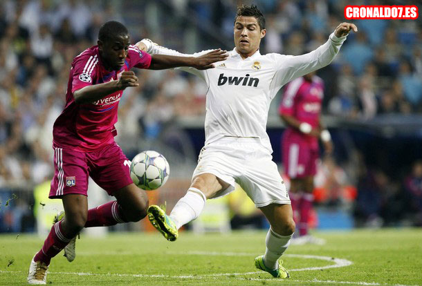 Cristiano Ronaldo peleando un balón ante el Lyon