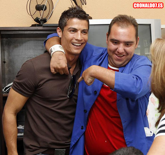 Cristiano Ronaldo ayudando a las personas discapacitadas
