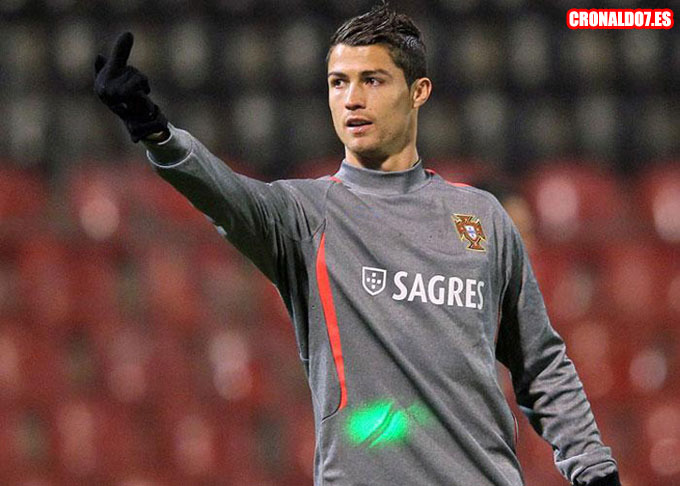 Cristiano Ronaldo apuntado por un láser