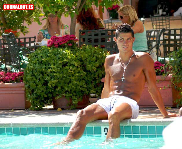 Cristiano Ronaldo sin camiseta en la piscina