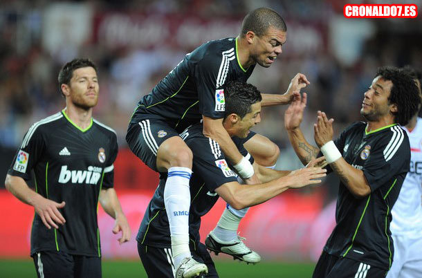 Cristiano Ronaldo celebra con el equipo uno de sus goles