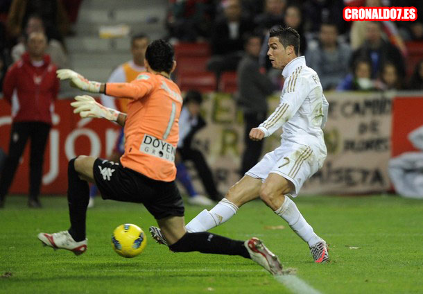 Cristiano Ronaldo marcando frente al Sporting