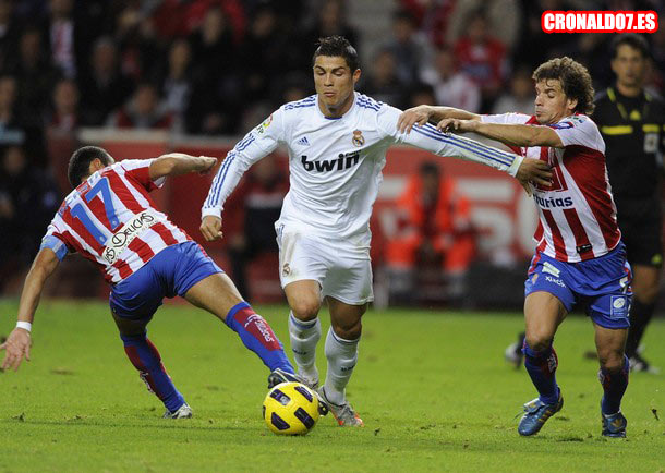 Cristiano Ronaldo regateando a dos defensas del Sporting