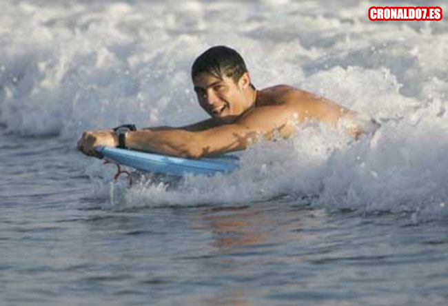 Cristiano Ronaldo haciendo surf