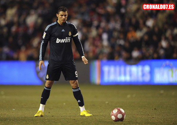 Cristiano Ronaldo antes de realizar el lanzamiento de la falta