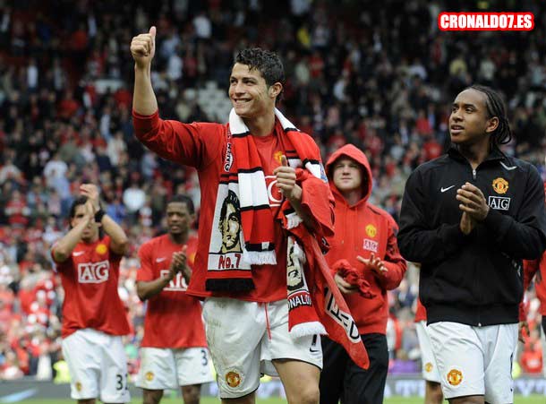 Cristiano Ronaldo saludando a los aficionados