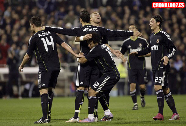 Cristiano Ronaldo celebrando uno de sus goles ante el Zaragoza