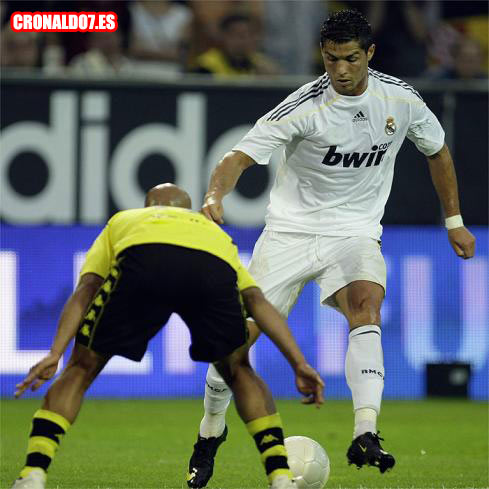 Cristiano Ronaldo regateando aun defensa del Dortmund