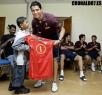 Cristiano Ronaldo dandole su camiseta a un niño