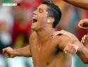 Cristiano Ronaldo sin camiseta con la seleción portuguesa